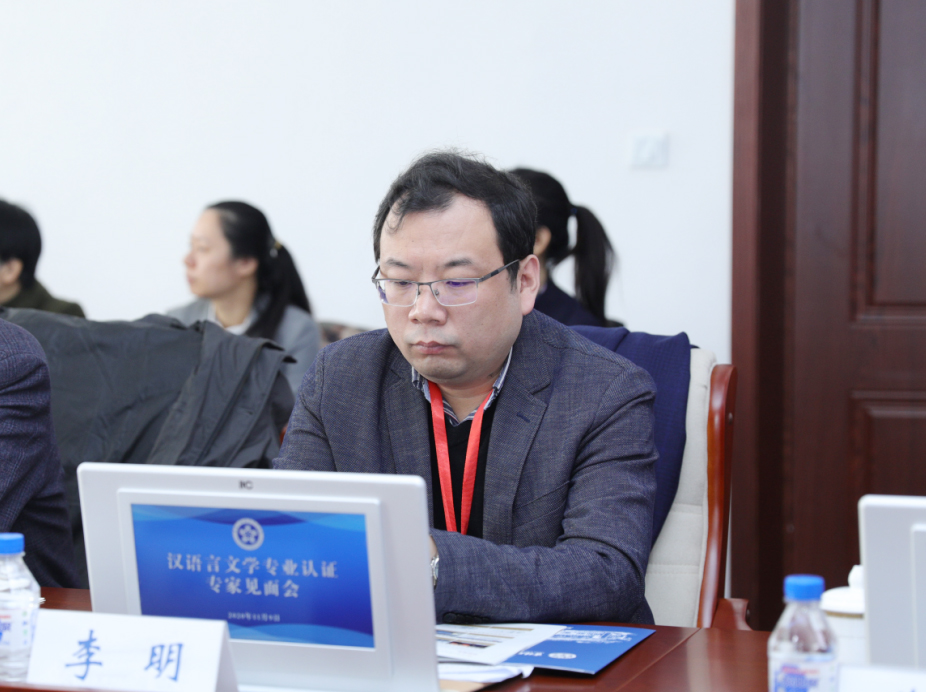 会议开始前,辽宁教育学院教育科学研究与评估中心主任李明代表评估